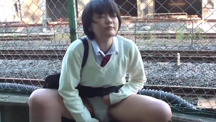 制服姿のアジア人、オモチャで遊ぶ