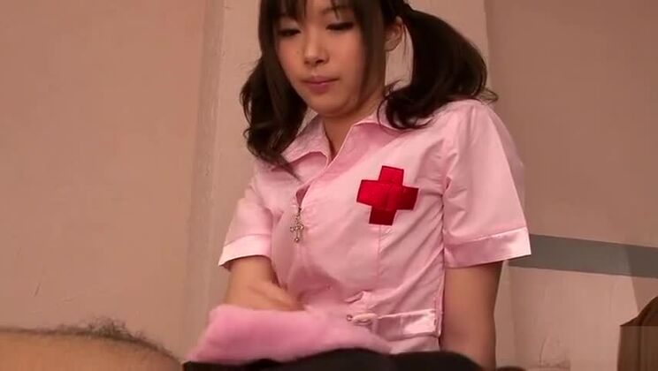 小胸のセクシーな東洋の少女、夏風まりんの熱いXXXコスプレ体験