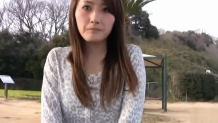 ストッキング姿の可愛くてエッチな美女が挑発し、激しく犯される