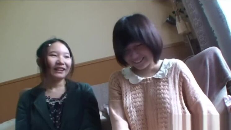 アジアのティーンがマンコを指で弄る