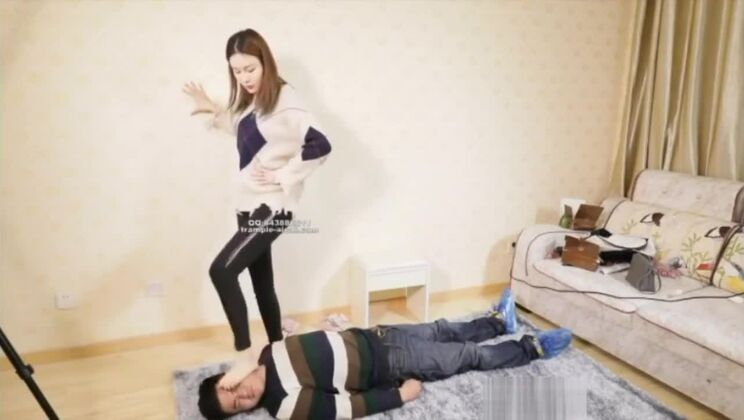 中国人による踏みつけと顔面キック