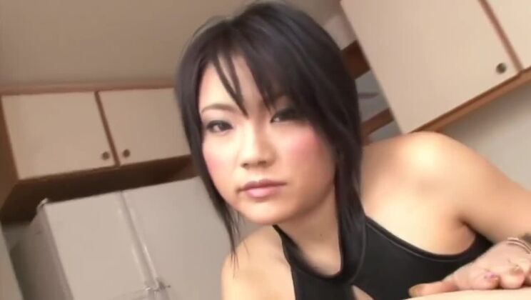 小柄なアジア人のフェラチオ