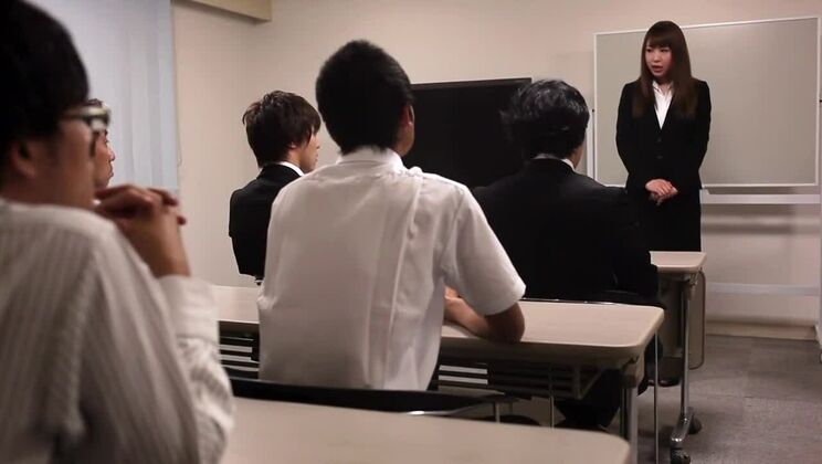 クレイジーなラテックス姿の最高の日本人痴女、アマチュアJAV映画