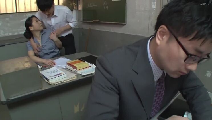 オフィスでパンスト姿の熟女教師が指マンで中出し