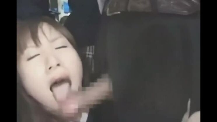 バス内での公然手コキ、彼は乗客に射精！