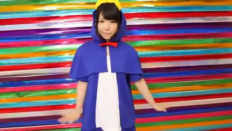 美しいアジアの女が顔射を求めている