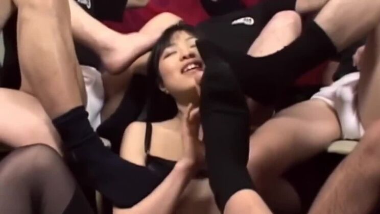 彼女は臭い靴下の匂いを楽しむ