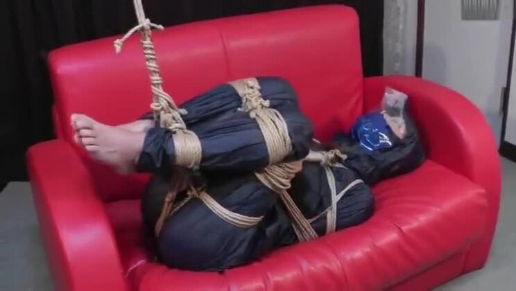 レインウェアに縛られたアジアの少女