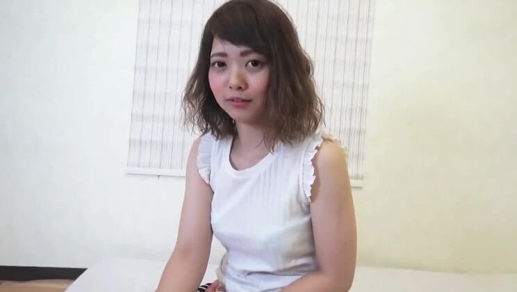おならをする可愛い日本人少女