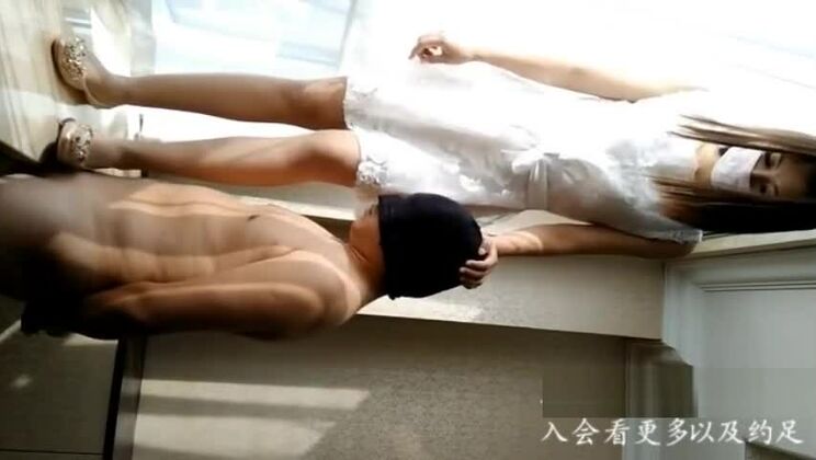 中国人の足コキ　学姉がベランダでストッキングを履いてペニスを踏みつけ、大量に射精