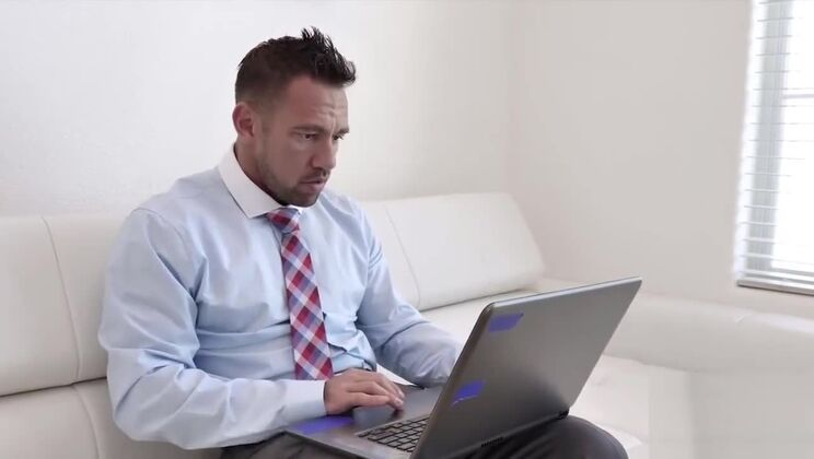 ショッピング中のアジア人ティーン・ドール、サミ・パーカー