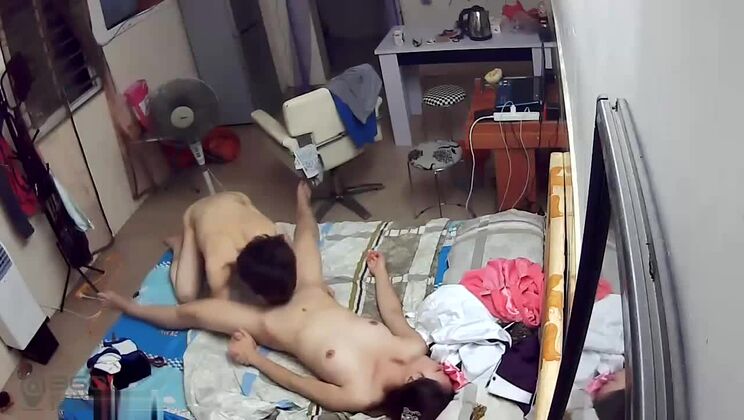 自宅で妻を犯す夫