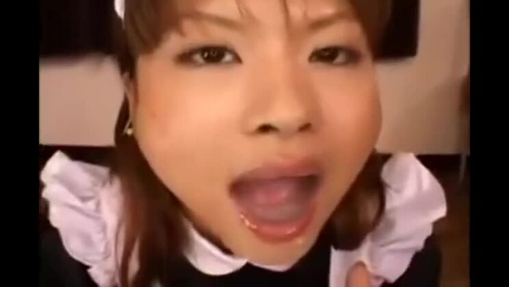 日本人メイドが貪るようにしゃぶりつく