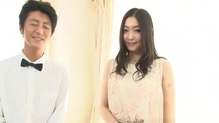 アジアの修道女が毛深いマンコで暴れる