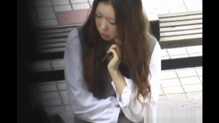 日本人ティーンが小便を噴き出す