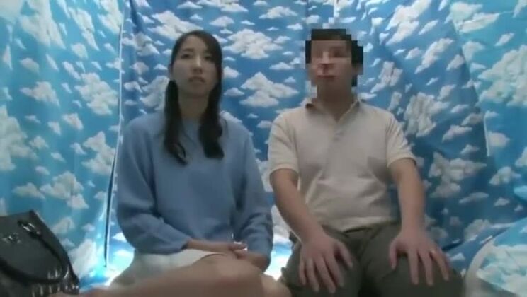 ファンタスティックなJAVクリップで最もクレイジーな日本人女性、ショーを見る