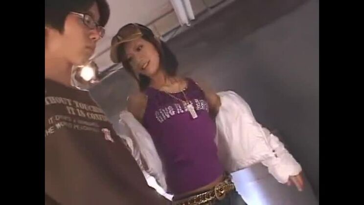 信じられないフェチ、手コキJAVクリップに登場する最高の日本人モデル