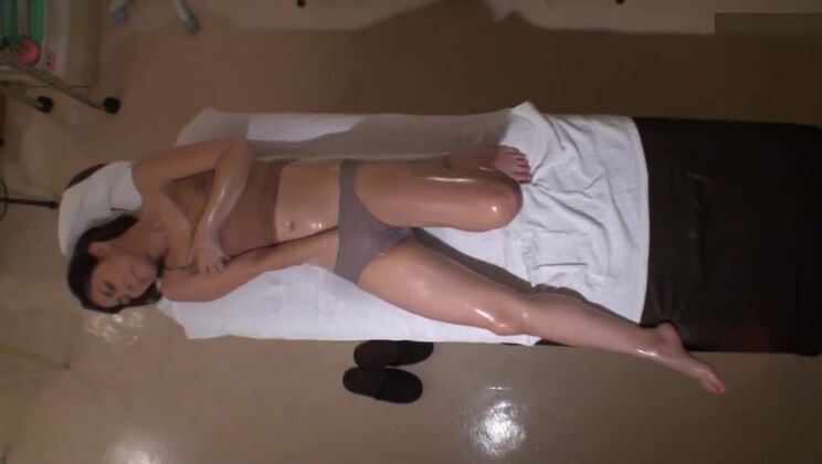 彼女のびしょ濡れのマンコは火がついているようで、イッてしまう