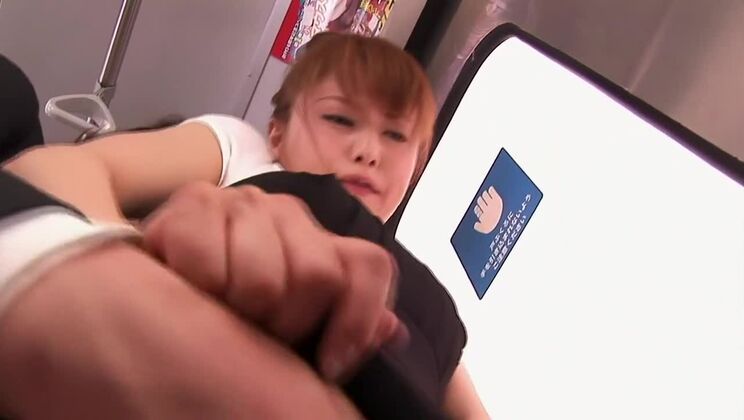 クレイジーな日本人娘による、最もホットな手コキ、野外JAVシーン