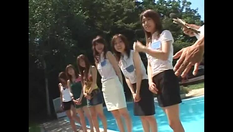 素晴らしい公共の場でのレズビアン/レズビアンJAV動画に登場するエッチな日本人モデル