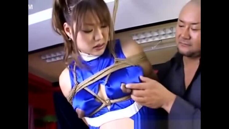 アジア人妊婦のボンデージ・搾乳