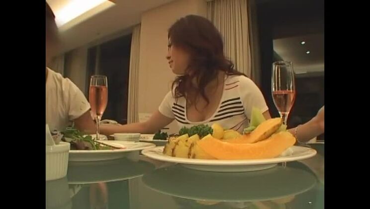 クレイジーな日本人痴女・優希なつがストッキング姿でフェラチオを披露するJAV動画