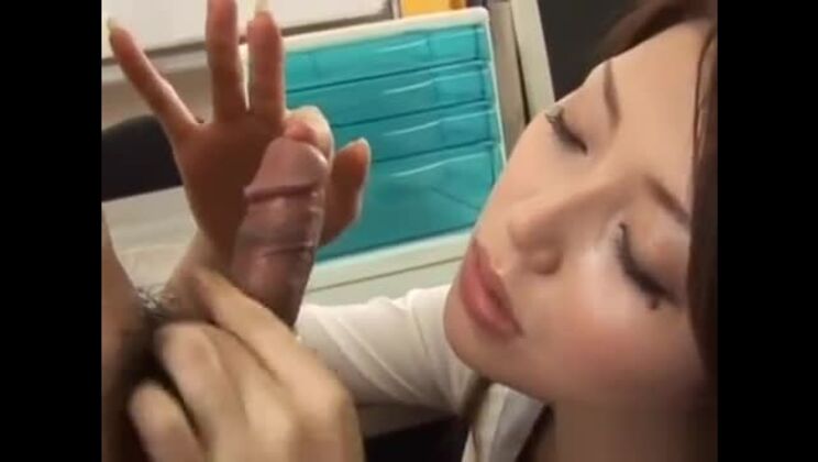 自然の装いでの教師のハードセックス