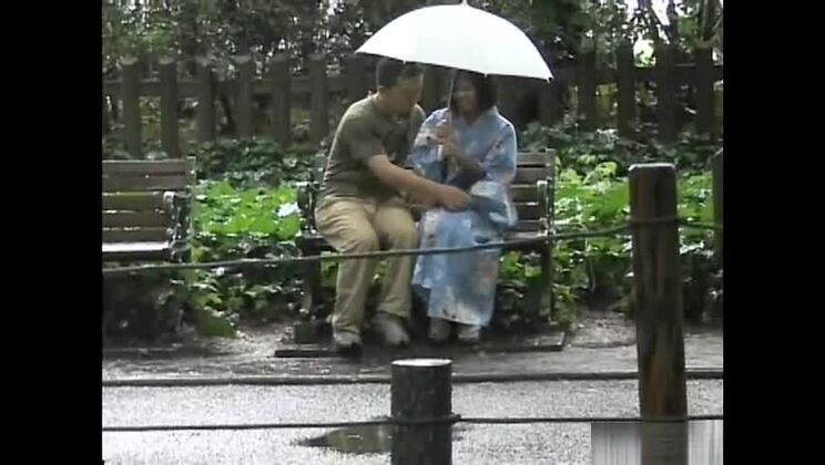 野外コスプレJAVシーンに登場する最もホットな日本人娼婦