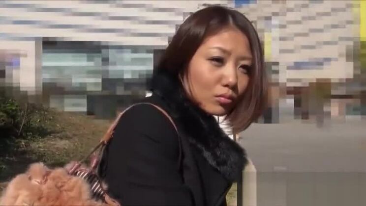 早川セリナが足のマッサージを受ける