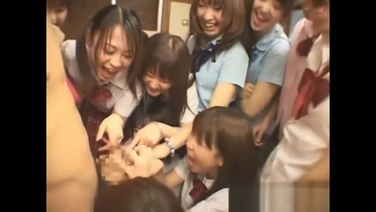 日本人AVモデルと他の女の子たちが犯される