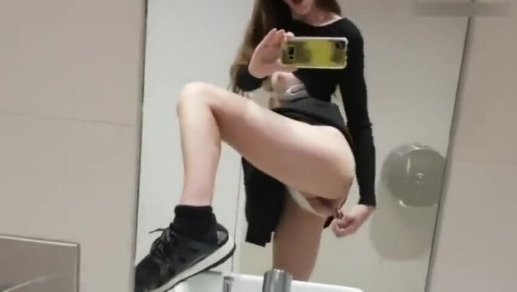 公衆トイレでのオナニー