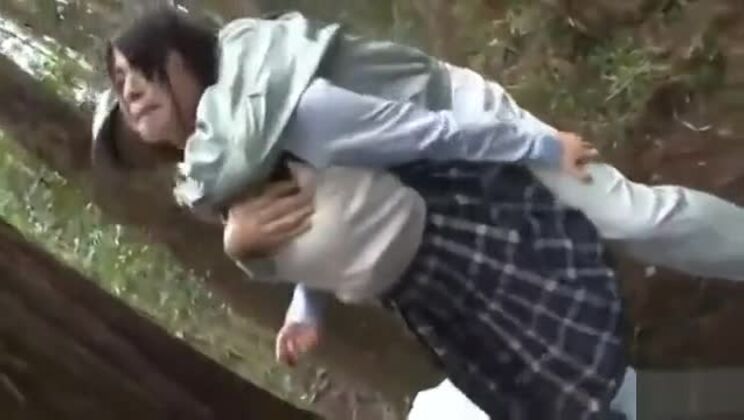 制服姿のブロンドティーンが屋外で2本のチンポと遊ぶ