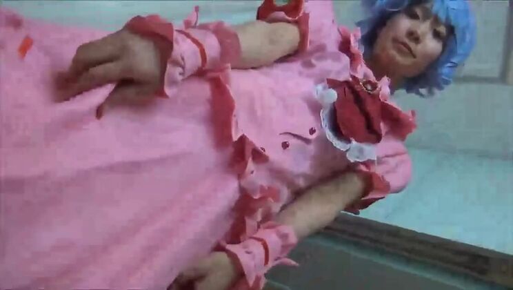 コスプレのレミリア・スカーレットがパンティを披露