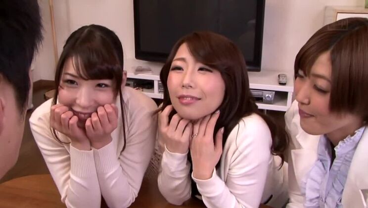 驚くべきグループセックスに登場するエッチな日本人モデル、熟女JAV映画