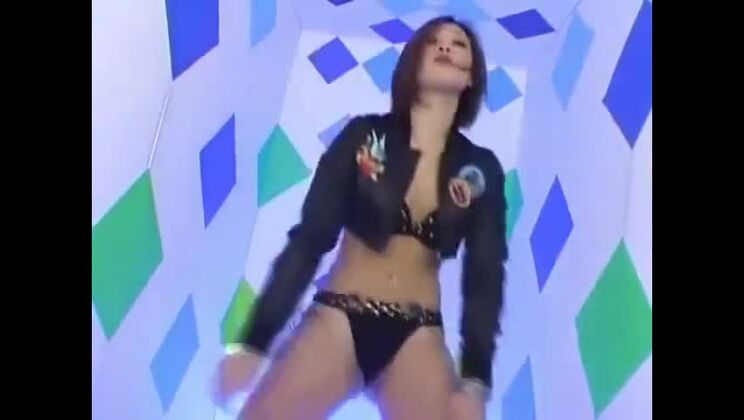 テクノに合わせて脱ぐセクシーなアジアの美女