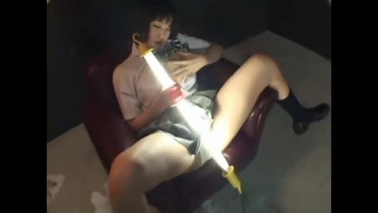 セックスゲームに登場するホットなアジア人女子高生、七海花火