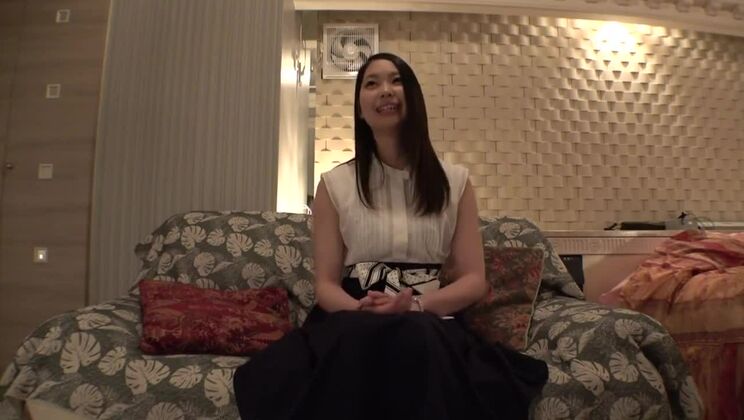 激しい愛撫に喘ぐ美女