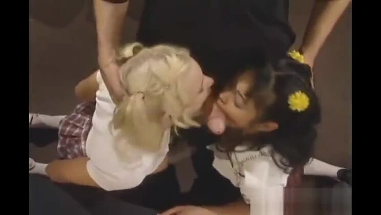 3Pでチンポをしゃぶるアジアの痴女 パート2