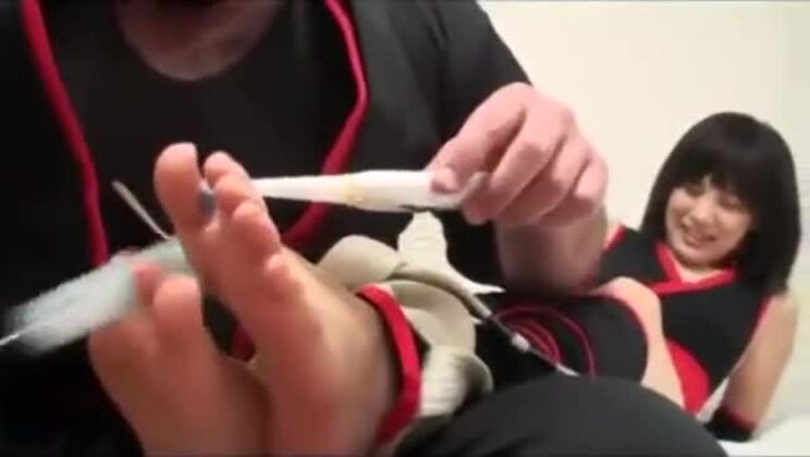 クレイジーなくすぐりプレイをする日本人娘