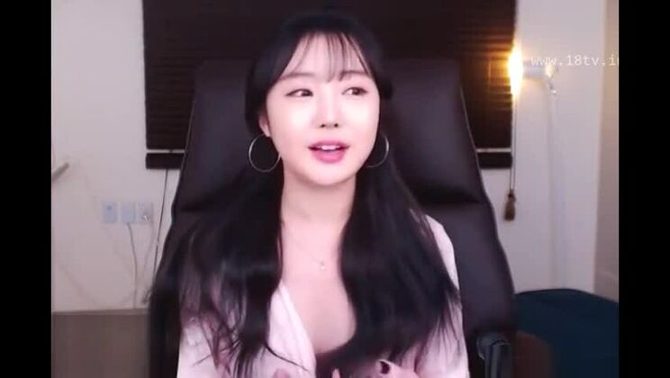 巨乳を弄ぶ韓国人美女