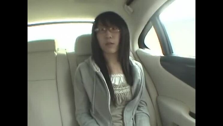 クレイジーな微乳JAV映画に登場する欲情した日本人娘