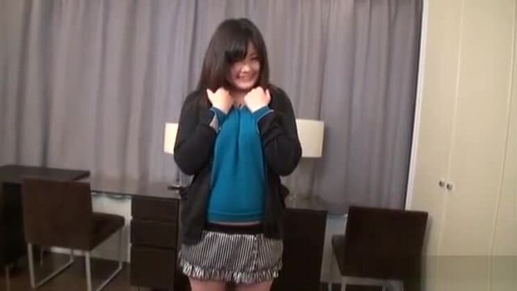 JAVボディチェック、曲線美のアマチュアによるストリップ（字幕付き）