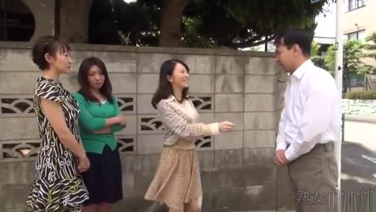 無修正の日本人熟女の手コキ