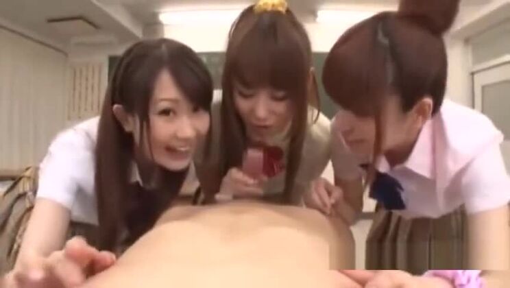 3人の女子高生が男のチンポをシゴいてしゃぶり、口内射精、顔射