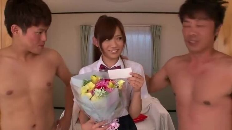 美貌の平胸アジア人ティーン娼婦がチンポを激しくしゃぶる