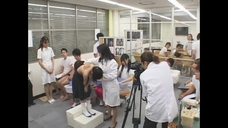 エキゾチックな日本人モデル、里目愛、河合杏里が『Incredible Teens』、医療 JAV ビデオに出演