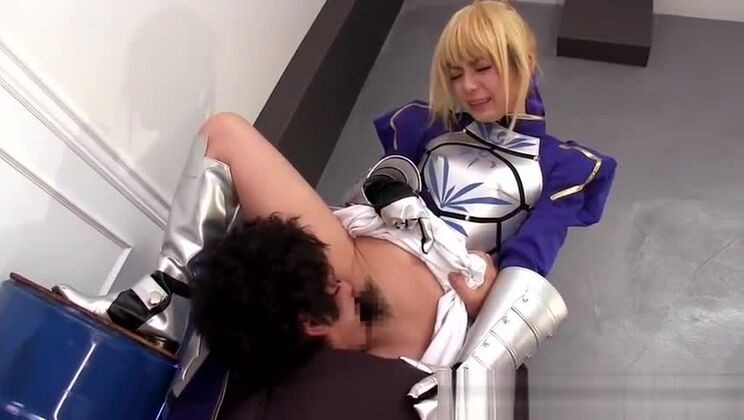 コスプレのアジア系美女が熱いマンコに中出しされる