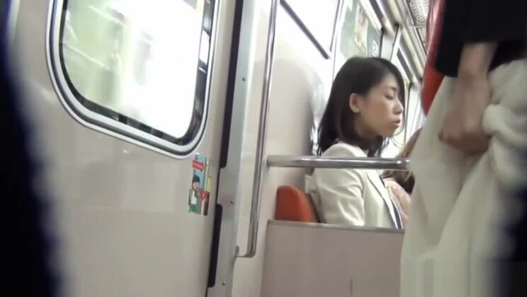 和式トイレで放尿するアジア人