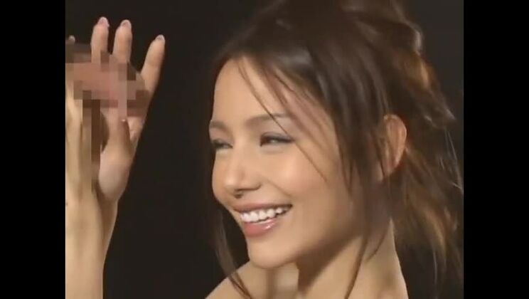 最高の日本人美女、柚木ティナが熱狂的な手コキ、フェラ/フェラ JAVシーンで