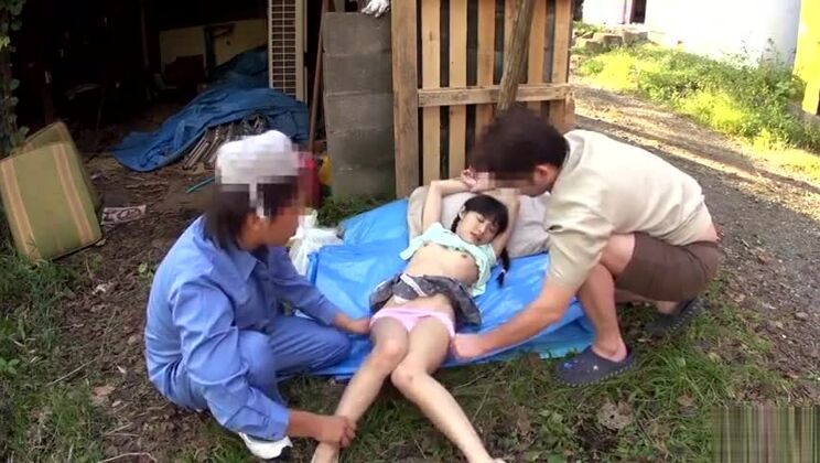 神々しい娼婦たちをフィーチャーしたアジアのセックスビデオ